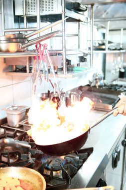 soba yangın pişirme makarna ile pota