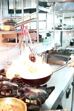 soba yangın pişirme makarna ile pota