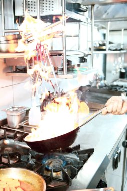 soba yangın pişirme makarna ile pota