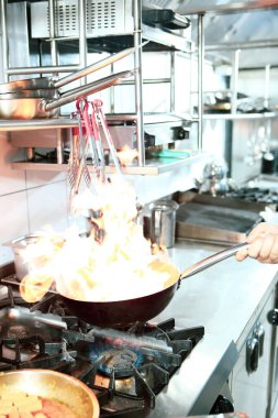 soba yangın pişirme makarna ile pota