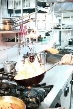 soba yangın pişirme makarna ile pota