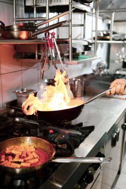 soba yangın pişirme makarna ile pota