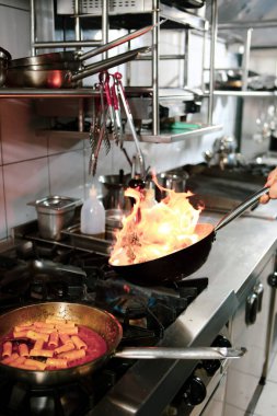 soba yangın pişirme makarna ile pota