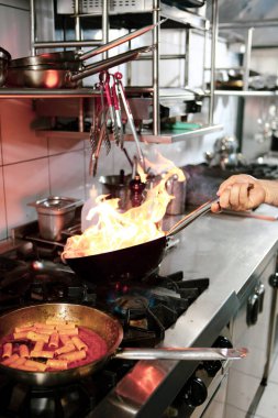 soba yangın pişirme makarna ile pota