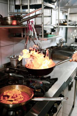 soba yangın pişirme makarna ile pota