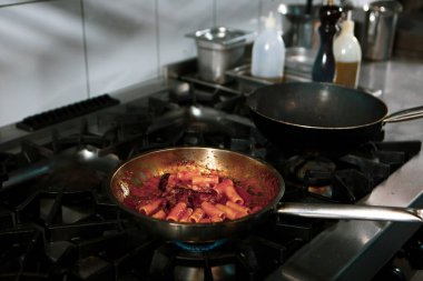 soba yangın pişirme makarna ile pota