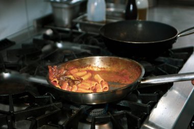 soba yangın pişirme makarna ile pota