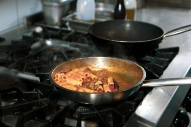 soba yangın pişirme makarna ile pota