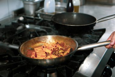 soba yangın pişirme makarna ile pota