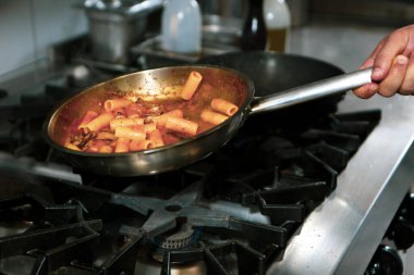 soba yangın pişirme makarna ile pota