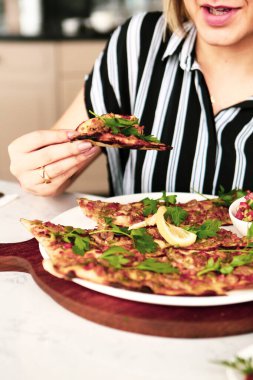 Geleneksel Türkçe fırında pide. Türk pizzası, Orta Doğu aperatifleri. Türk mutfağı. Et ile doldurulmuş çam