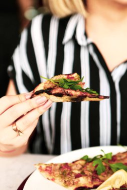 Geleneksel Türkçe fırında pide. Türk pizzası, Orta Doğu aperatifleri. Türk mutfağı. Et ile doldurulmuş çam
