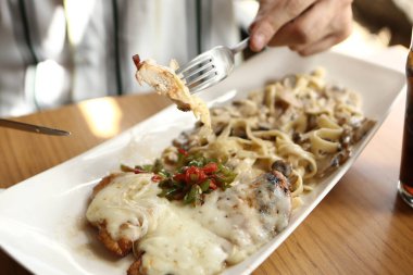 Masada lezzetli tavuk yemeği