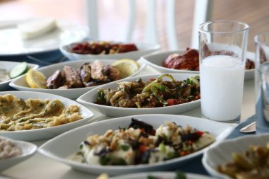 Özel Alkollü İçkili Rakılı Türk ve Yunan Geleneksel Yemek Masası. Uzo ve Türk Rakısı, Türkiye, Yunanistan, Kıbrıs ve Lübnan'da yaygın olarak tüketilen kuru anason aromalı bir aperatiftir.