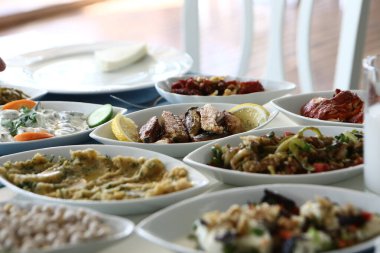 Özel Alkollü İçkili Rakılı Türk ve Yunan Geleneksel Yemek Masası. Uzo ve Türk Rakısı, Türkiye, Yunanistan, Kıbrıs ve Lübnan'da yaygın olarak tüketilen kuru anason aromalı bir aperatiftir.