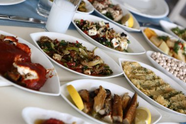 Özel Alkollü İçkili Rakılı Türk ve Yunan Geleneksel Yemek Masası. Uzo ve Türk Rakısı, Türkiye, Yunanistan, Kıbrıs ve Lübnan'da yaygın olarak tüketilen kuru anason aromalı bir aperatiftir.