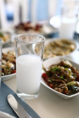 Özel Alkollü İçkili Rakılı Türk ve Yunan Geleneksel Yemek Masası. Uzo ve Türk Rakısı, Türkiye, Yunanistan, Kıbrıs ve Lübnan'da yaygın olarak tüketilen kuru anason aromalı bir aperatiftir.