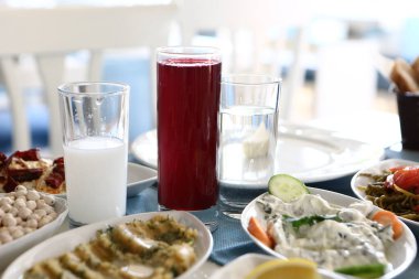 Özel Alkollü İçkili Rakılı Türk ve Yunan Geleneksel Yemek Masası. Uzo ve Türk Rakısı, Türkiye, Yunanistan, Kıbrıs ve Lübnan'da yaygın olarak tüketilen kuru anason aromalı bir aperatiftir.