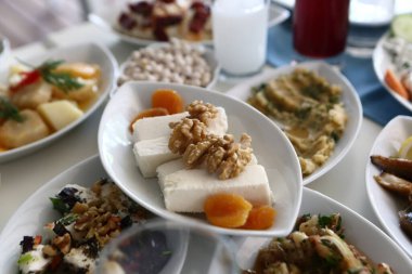 Özel Alkollü İçkili Rakılı Türk ve Yunan Geleneksel Yemek Masası. Uzo ve Türk Rakısı, Türkiye, Yunanistan, Kıbrıs ve Lübnan'da yaygın olarak tüketilen kuru anason aromalı bir aperatiftir.