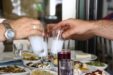Özel Alkollü İçkili Rakılı Türk ve Yunan Geleneksel Yemek Masası. Uzo ve Türk Rakısı, Türkiye, Yunanistan, Kıbrıs ve Lübnan'da yaygın olarak tüketilen kuru anason aromalı bir aperatiftir.