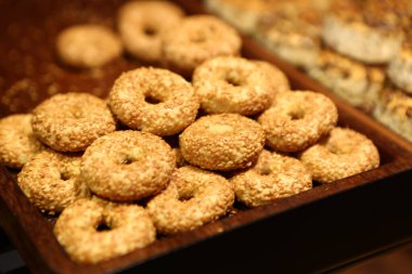 Bir grup çeşit kurabiye. Çikolata parçacıklı, yulaflı, kuru üzümlü, beyaz çikolatalı.