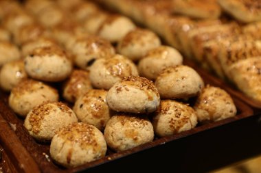 Bir grup çeşit kurabiye. Çikolata parçacıklı, yulaflı, kuru üzümlü, beyaz çikolatalı.