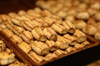 Bir grup çeşit kurabiye. Çikolata parçacıklı, yulaflı, kuru üzümlü, beyaz çikolatalı.