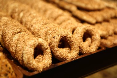 Bir grup çeşit kurabiye. Çikolata parçacıklı, yulaflı, kuru üzümlü, beyaz çikolatalı.