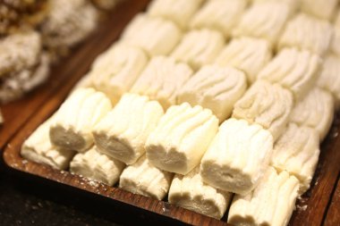 Bir grup çeşit kurabiye. Çikolata parçacıklı, yulaflı, kuru üzümlü, beyaz çikolatalı.