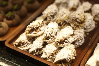 Bir grup çeşit kurabiye. Çikolata parçacıklı, yulaflı, kuru üzümlü, beyaz çikolatalı.