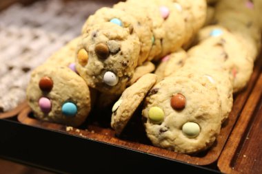 Bir grup çeşit kurabiye. Çikolata parçacıklı, yulaflı, kuru üzümlü, beyaz çikolatalı.