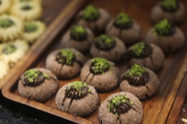 Bir grup çeşit kurabiye. Çikolata parçacıklı, yulaflı, kuru üzümlü, beyaz çikolatalı.