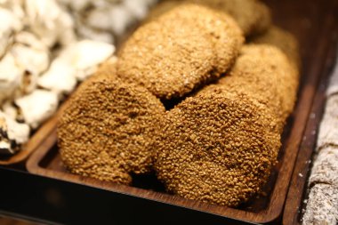 Bir grup çeşit kurabiye. Çikolata parçacıklı, yulaflı, kuru üzümlü, beyaz çikolatalı.