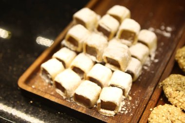 Bir grup çeşit kurabiye. Çikolata parçacıklı, yulaflı, kuru üzümlü, beyaz çikolatalı.