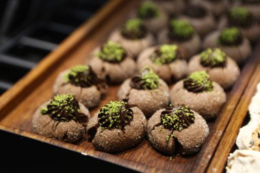 Bir grup çeşit kurabiye. Çikolata parçacıklı, yulaflı, kuru üzümlü, beyaz çikolatalı.