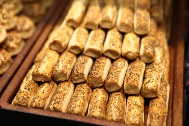 Bir grup çeşit kurabiye. Çikolata parçacıklı, yulaflı, kuru üzümlü, beyaz çikolatalı.