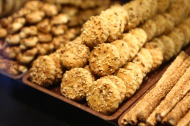 Bir grup çeşit kurabiye. Çikolata parçacıklı, yulaflı, kuru üzümlü, beyaz çikolatalı.