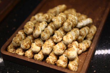 Bir grup çeşit kurabiye. Çikolata parçacıklı, yulaflı, kuru üzümlü, beyaz çikolatalı.