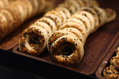 Bir grup çeşit kurabiye. Çikolata parçacıklı, yulaflı, kuru üzümlü, beyaz çikolatalı.