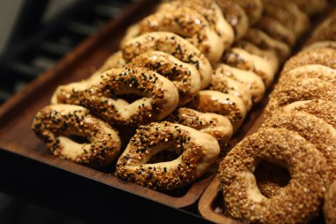 Bir grup çeşit kurabiye. Çikolata parçacıklı, yulaflı, kuru üzümlü, beyaz çikolatalı.