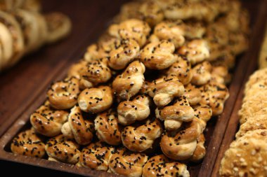 Bir grup çeşit kurabiye. Çikolata parçacıklı, yulaflı, kuru üzümlü, beyaz çikolatalı.