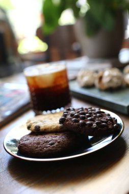 Bir dilim lezzetli kurabiye ve bir fincan kahve.