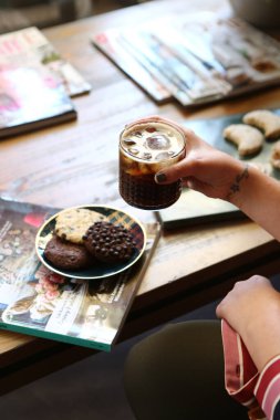 Bir dilim lezzetli kurabiye ve bir fincan kahve.