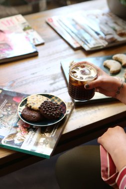 Bir dilim lezzetli kurabiye ve bir fincan kahve.