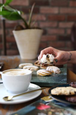 Bir dilim lezzetli kurabiye ve bir fincan kahve.