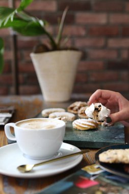 Bir dilim lezzetli kurabiye ve bir fincan kahve.