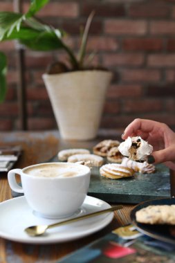 Bir dilim lezzetli kurabiye ve bir fincan kahve.