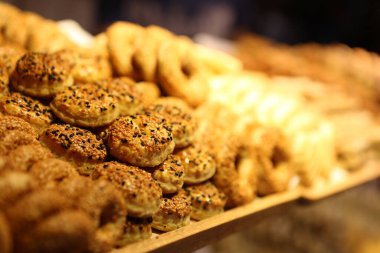 Bir grup çeşit kurabiye. Çikolata parçacıklı, yulaflı, kuru üzümlü, beyaz çikolatalı.