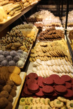 Bir grup çeşit kurabiye. Çikolata parçacıklı, yulaflı, kuru üzümlü, beyaz çikolatalı.