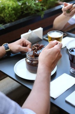 Kavanozda çok lezzetli tatlı, kavanozda tatlı ve kek.